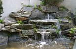 Felsen-Wasserfall