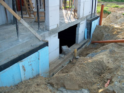 durch das Kellerfenster im Rohbau drang bei Regen Wasser ein