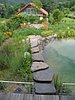 Trittsteine aus Naturstein am Schwimmteich