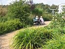 zwei Bewohnerinnen auf einer Bank im Park