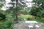 Terrasse aus groben Natursteinplatten mit Fugenbewuchs