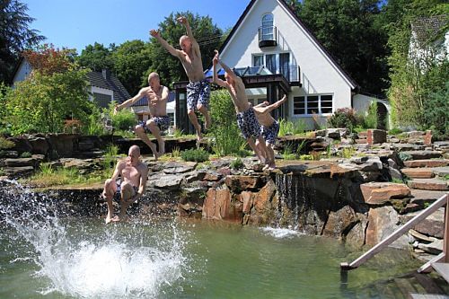 Sprungfolge in den Schwimmteich mit 120 Tonnen Naturstein, Bild nach der Fertigstellung der Anlage