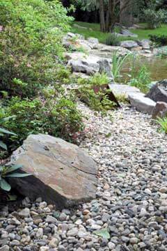 Naturnaher Garten: Kiesstreifen am Ufer