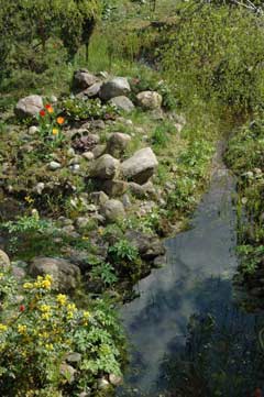 naturnaher Garten Bachlauf