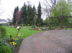 Blick von Porphyr-Terrasse in den Garten