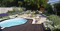 Pool in Holzterrasse im mediterranen Garten