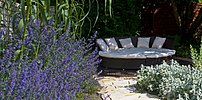 Schattiger Sitzplatz mit Lavendel