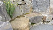 Sitznische auf Felsen im Hang