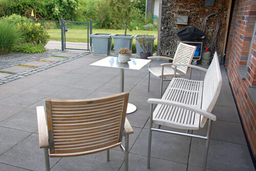 Terrasse mit grauen Betonplatten