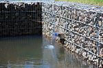 Wasserspiel in Gabionen-Wand