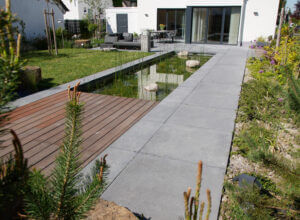 Moderne Gartengestaltung mit Wasserbecken